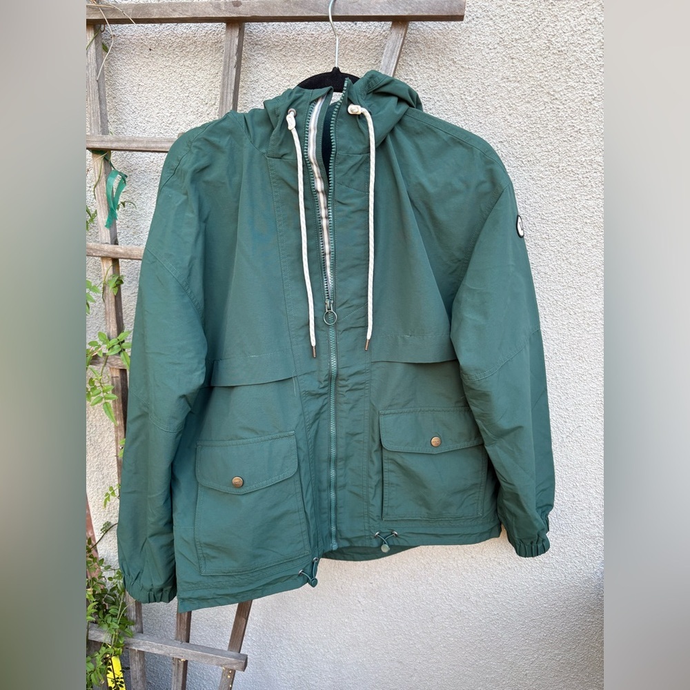 Vuori Women’s Elijo Rain Jacket in Grass - Picture 6 of 11